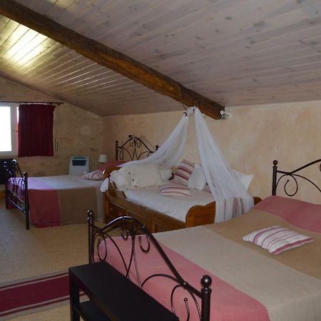 Le Prieure Bed and Breakfast Saint-Pey-de-Castets Exteriör bild