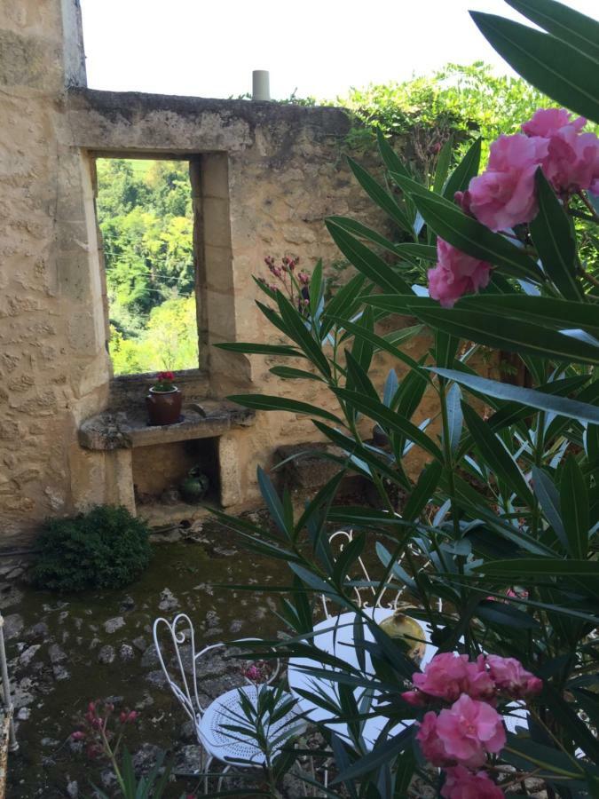 Le Prieure Bed and Breakfast Saint-Pey-de-Castets Exteriör bild