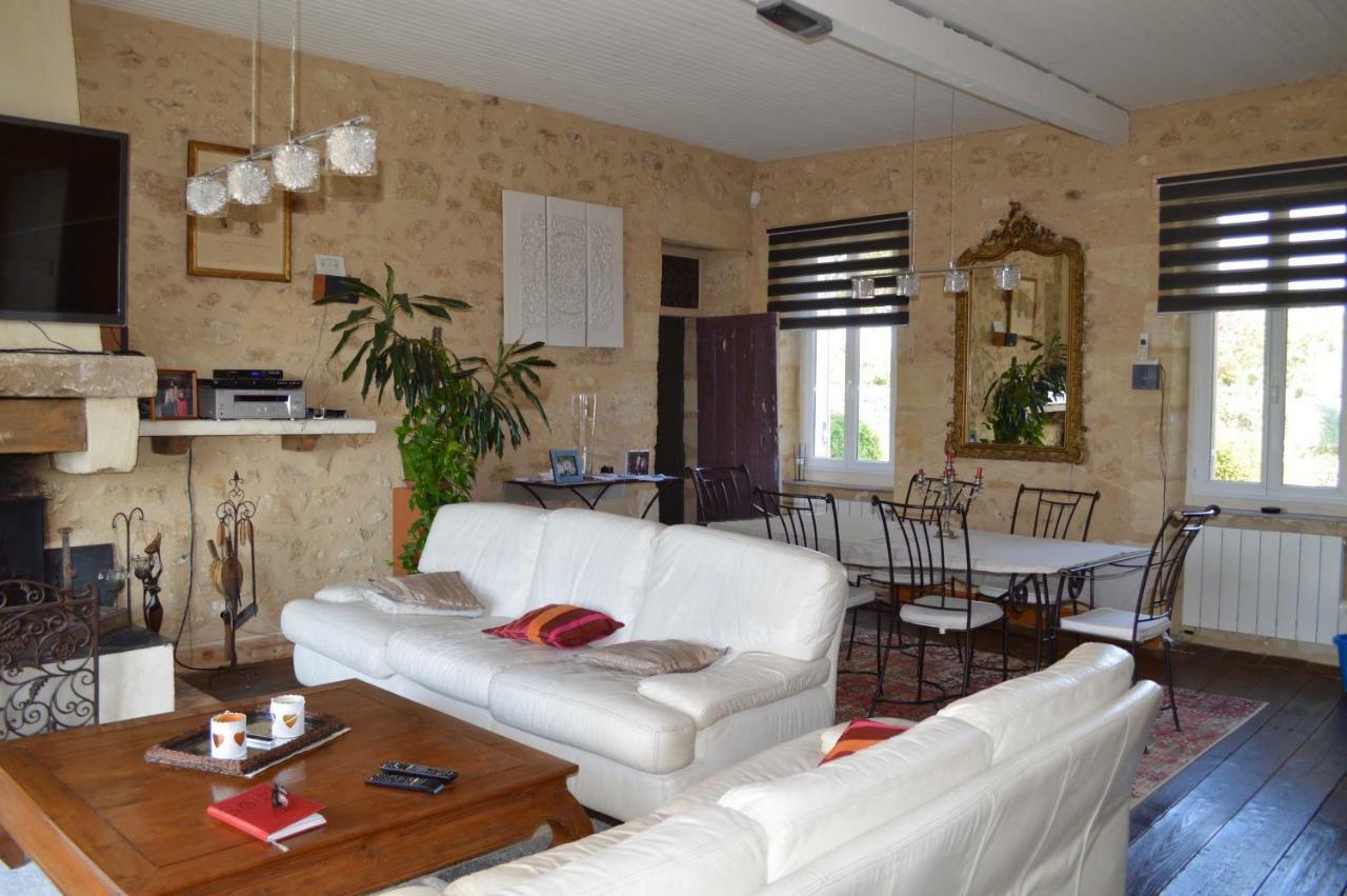 Le Prieure Bed and Breakfast Saint-Pey-de-Castets Exteriör bild