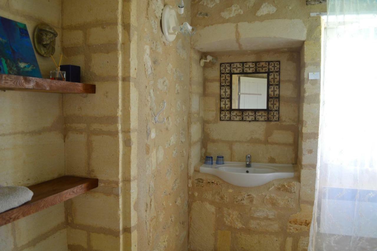 Le Prieure Bed and Breakfast Saint-Pey-de-Castets Exteriör bild