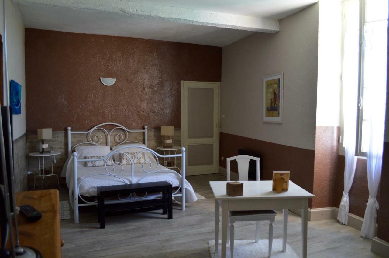 Le Prieure Bed and Breakfast Saint-Pey-de-Castets Exteriör bild