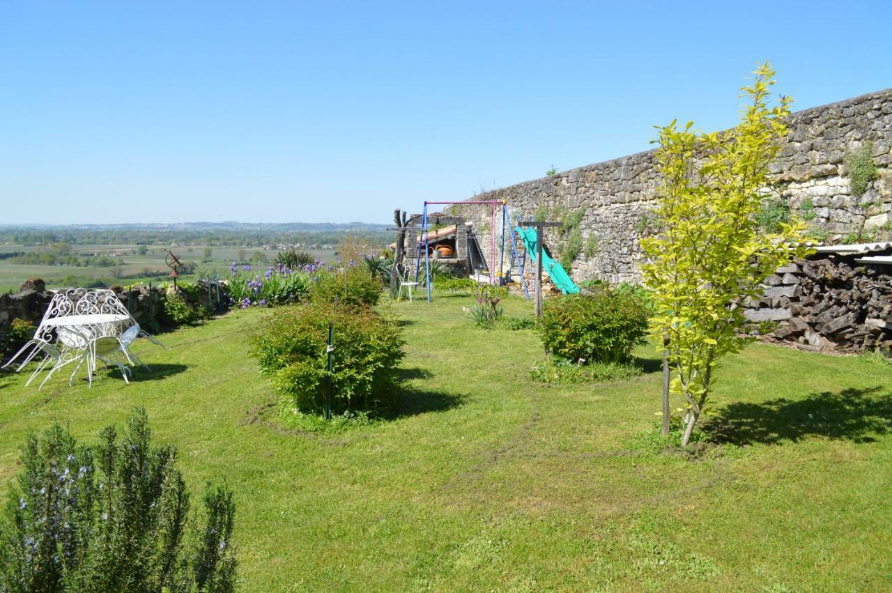 Le Prieure Bed and Breakfast Saint-Pey-de-Castets Exteriör bild