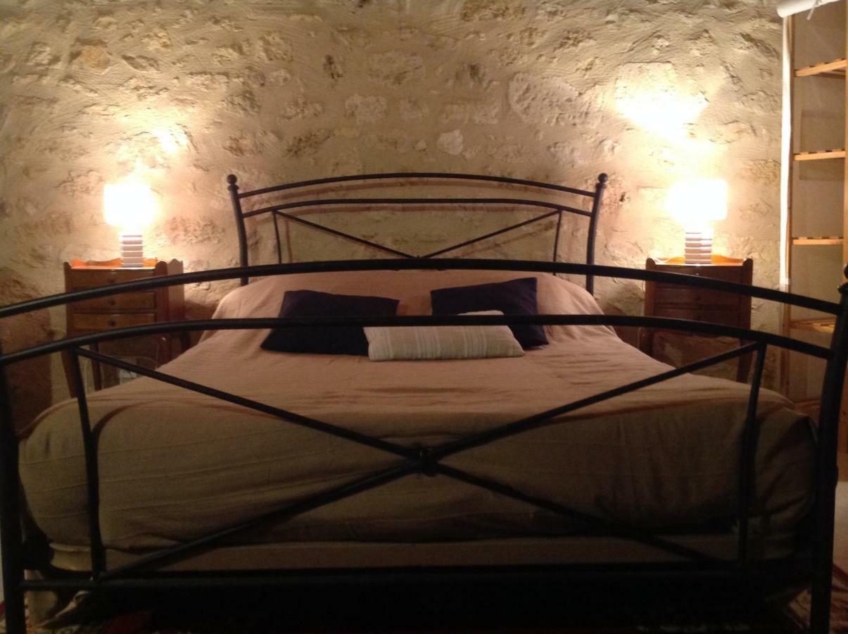 Le Prieure Bed and Breakfast Saint-Pey-de-Castets Exteriör bild