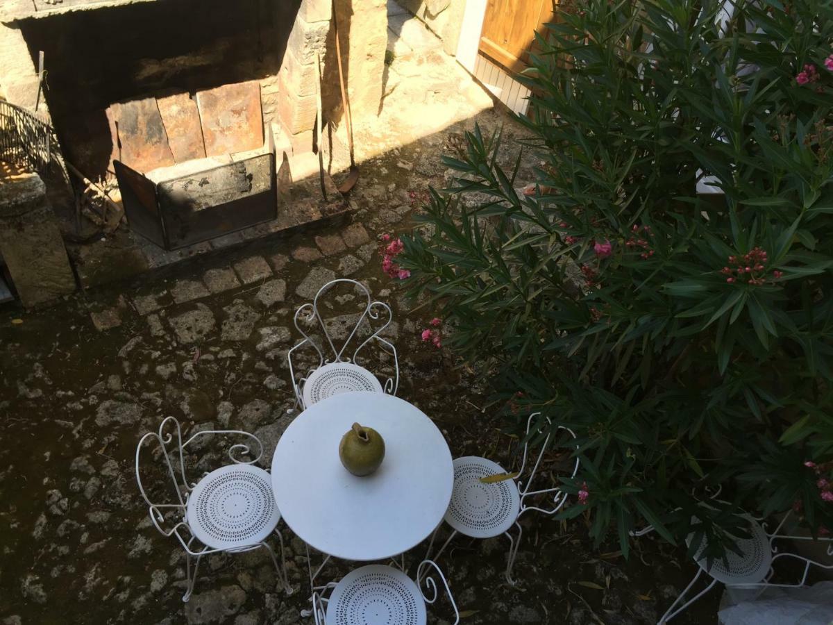 Le Prieure Bed and Breakfast Saint-Pey-de-Castets Exteriör bild
